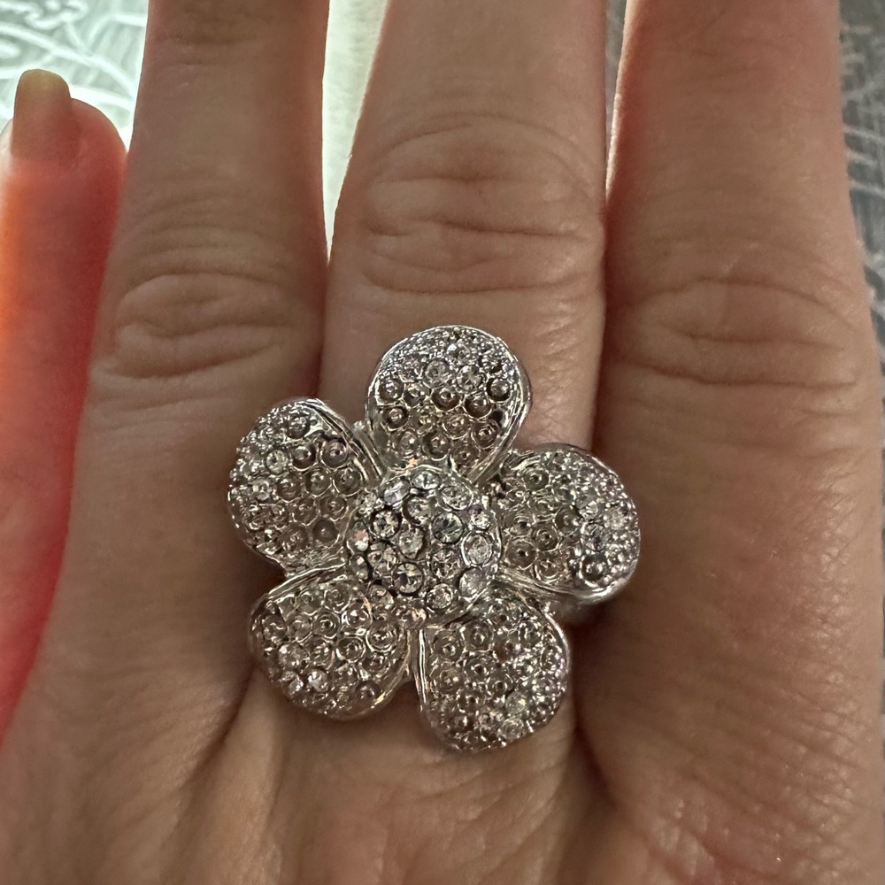 Elegant Silver Flower Ring